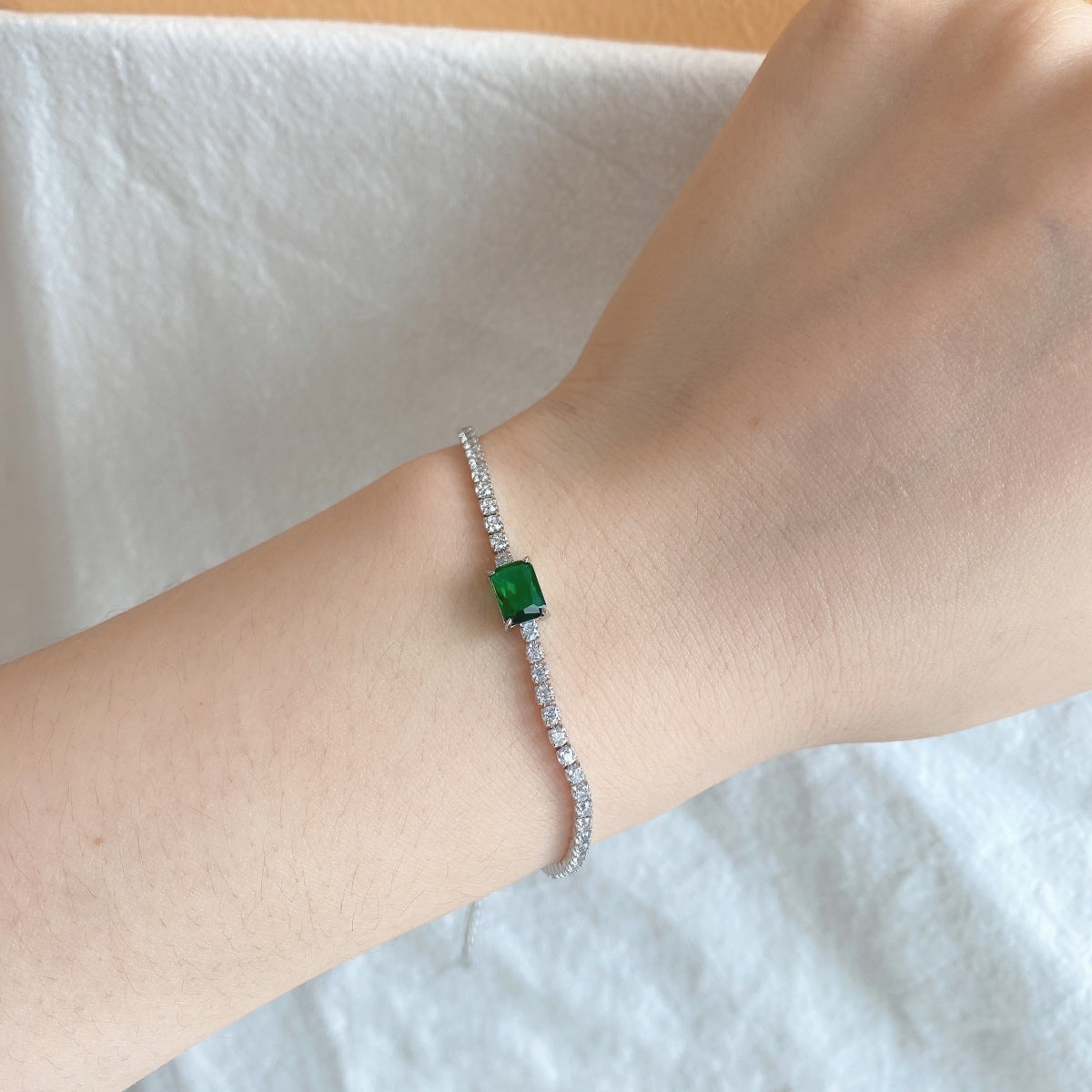 [AuraEcho]1.0 Carat Unique Emerald Cut Banquet Bracelet